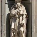 Statue de Léonard de Vinci dans la cours du Musée des Offices